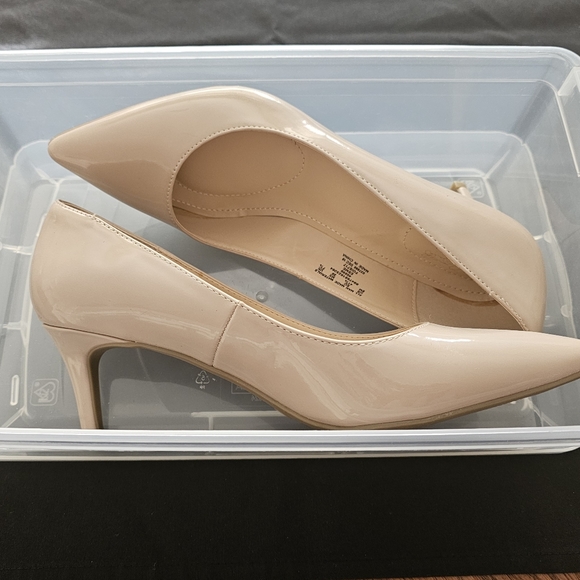 Jaclyn Smith Memo Tech Nude Vinyl 1 1/2" Heels Size 9M - Picture 3 of 7